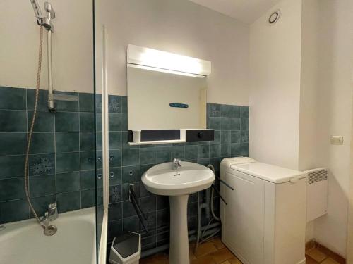 une salle de bain avec un lavabo, des toilettes et une douche dans l'établissement Charmant 3 pièces avec jardin pour 6 pers. à Briançon, à 3mn du centre, proche randonnées et Col d'Izoard - FR-1-330C-124, à Briançon