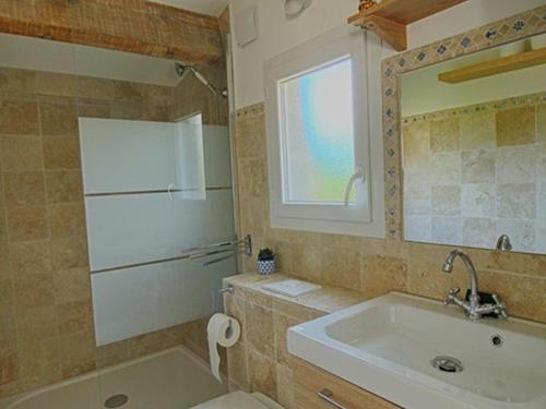 een badkamer met een wastafel, een toilet en een spiegel bij Appartement Porticcio, 1 pièce, 3 personnes - FR-1-61-524 in Porticcio