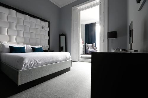 a bedroom with a large bed with a large headboard at Amra Barcelona Gran Via in Barcelona