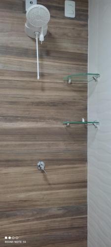 a room with a wooden floor with glass shelves at Cafofo SE RESERVA CON SEÑA in Barra del Chuy