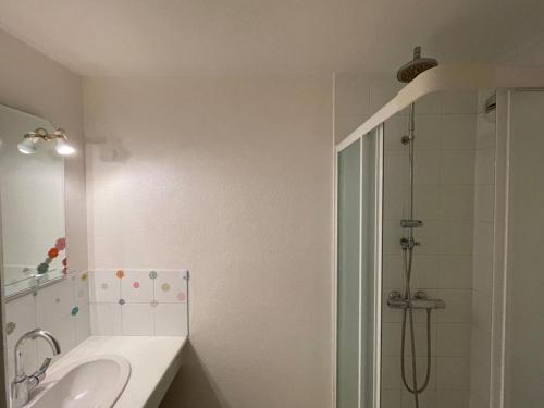 baño blanco con ducha y lavamanos en Appartement Vieux-Boucau-les-Bains, 3 pièces, 6 personnes - FR-1-379-142, en Vieux-Boucau-les-Bains