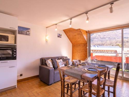 - une cuisine et une salle à manger avec une table et un canapé dans l'établissement Duplex 6 personnes, quartier thermal Saint-Lary, proche télécabine, calme, Pyrénées - FR-1-296-377, à Saint-Lary-Soulan