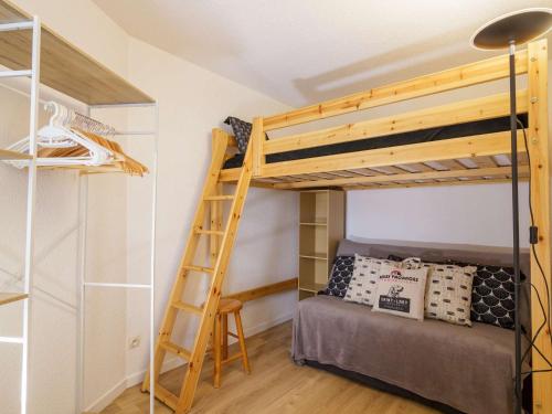 1 dormitorio con litera y escalera en Appartement Saint-Lary-Soulan, 2 pièces, 4 personnes - FR-1-296-383, en Saint-Lary-Soulan
