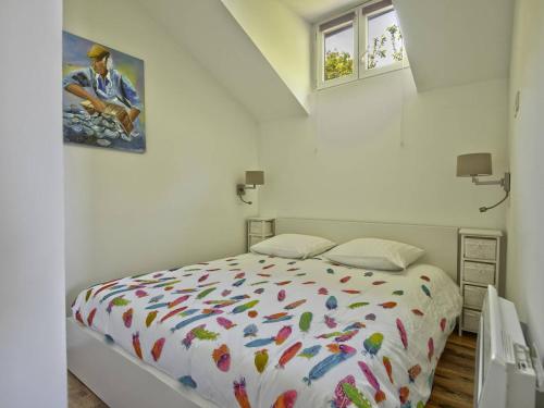 - une chambre blanche avec un lit et une couette colorée dans l'établissement Arcachon: Appart 60m², 500m Plage, 4 Pers - FR-1-433-88, à Arcachon