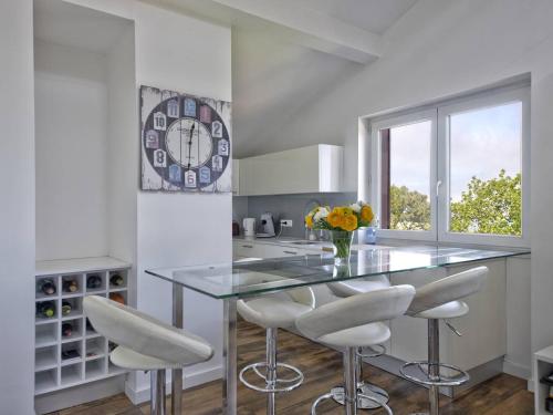 une cuisine avec une table en verre et des tabourets blancs dans l'établissement Arcachon: Appart 60m², 500m Plage, 4 Pers - FR-1-433-88, à Arcachon