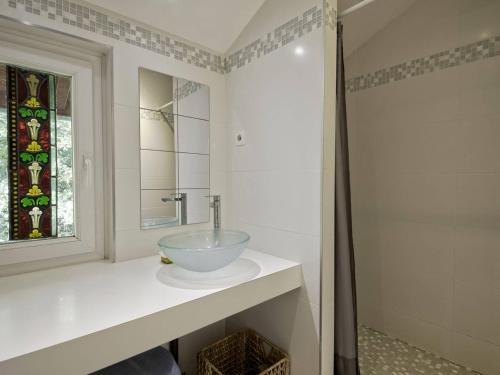 La salle de bains est pourvue d'un lavabo et d'une douche. dans l'établissement Arcachon: Appart 60m², 500m Plage, 4 Pers - FR-1-433-88, à Arcachon