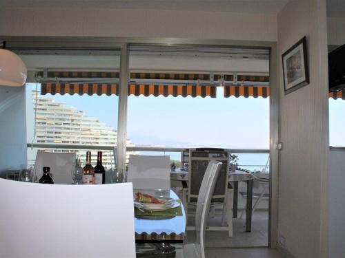 une salle à manger avec vue sur un bateau de croisière dans l'établissement Appartement Moderne avec Terrasse et Garage - Villeneuve-Loubet - FR-1-252A-72, à Villeneuve-Loubet