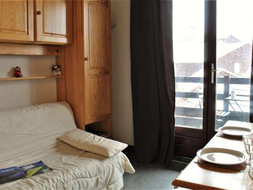 une chambre avec un lit et une fenêtre avec vue dans l'établissement Studio cabine au pied des pistes, 4 couchages, plein centre, balcon exposé Ouest, parking proche - FR-1-330-554, à Risoul