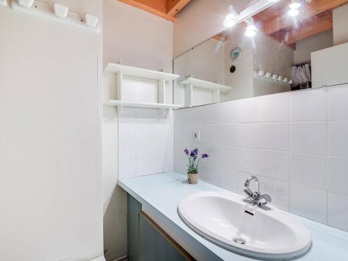 y baño con lavabo y espejo. en Appartement La Mongie, 3 pièces, 8 personnes - FR-1-404-337, en Bagnères-de-Bigorre