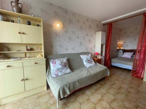 - une chambre avec un lit et une chambre avec un lit dans l'établissement Studio cabine à 2 pas de la plage, parking et animaux admis - FR-1-225D-142, à Saint-Cyprien