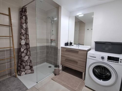 La salle de bains est pourvue d'un lave-linge et d'une douche. dans l'établissement Appartement neuf climatisé, loggia spacieuse, à 200m de la mer avec parking privé - FR-1-388-206, à Argelès-sur-Mer