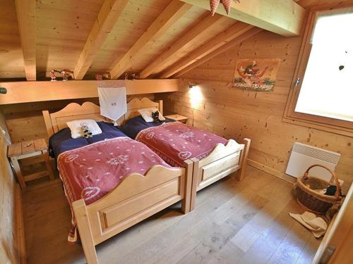 two beds in a room in a log cabin at Appartement Le Grand-Bornand, 4 pièces, 8 personnes - FR-1-458-164 in Le Grand-Bornand