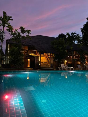 una grande piscina di fronte a una casa di Krabi Klong Muang Bay Resort a Klong Muang Beach