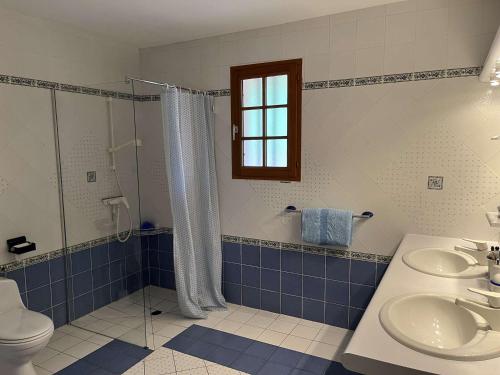 une salle de bain avec toilettes, deux lavabos et une douche dans l'établissement Maison de plain pied avec terrasse, 2 chambres, proche plage et centre-ville, climatisée et PMR - FR-1-225C-102, à Banyuls-sur-Mer