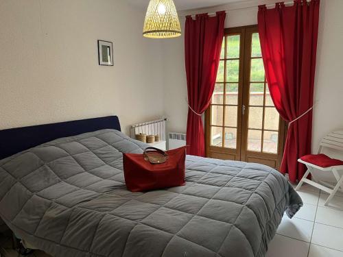 - une chambre avec un lit doté d'un sac rouge dans l'établissement Maison de plain pied avec terrasse, 2 chambres, proche plage et centre-ville, climatisée et PMR - FR-1-225C-102, à Banyuls-sur-Mer
