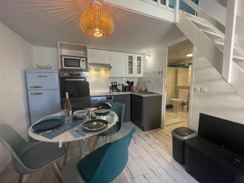 Photo de la galerie de l'établissement Maison climatisée rénovée, terrasse, 600m Port et 200m plage, parking privé - FR-1-225D-140, à Saint-Cyprien