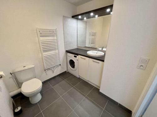 ein Badezimmer mit einem WC, einem Waschbecken und einer Waschmaschine in der Unterkunft Appartement Étel, 2 pièces, 4 personnes - FR-1-479-126 in Étel