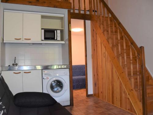 Photo de la galerie de l'établissement Charmant pavillon climatisé avec mezzanine, piscine et parking privé à 300m de la plage - Gruissan - FR-1-229-793, à Gruissan