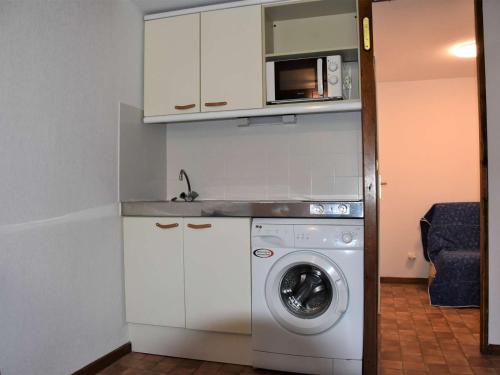 Photo de la galerie de l'établissement Charmant pavillon climatisé avec mezzanine, piscine et parking privé à 300m de la plage - Gruissan - FR-1-229-793, à Gruissan