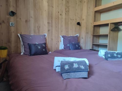 - une chambre avec 2 lits dotés de draps et d'oreillers violets dans l'établissement Appartement Morzine, 3 pièces, 4 personnes - FR-1-627-64, à Morzine