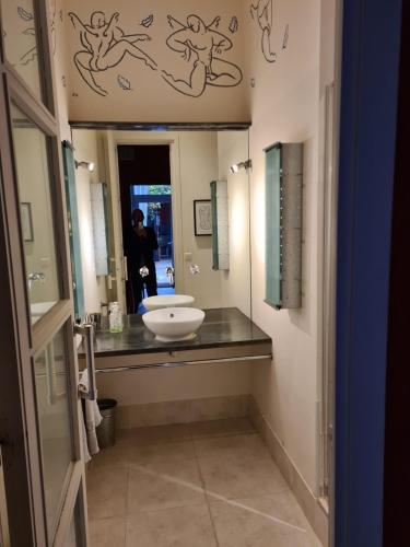 łazienka z umywalką i lustrem w obiekcie Suite indépendante avec 1 chambre et 1 bureau w Montpellier
