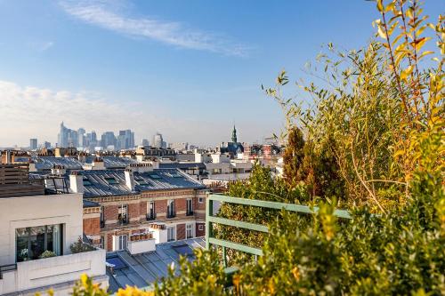 vistas a la ciudad desde el techo de un edificio en Résidence Courcelle en Levallois-Perret