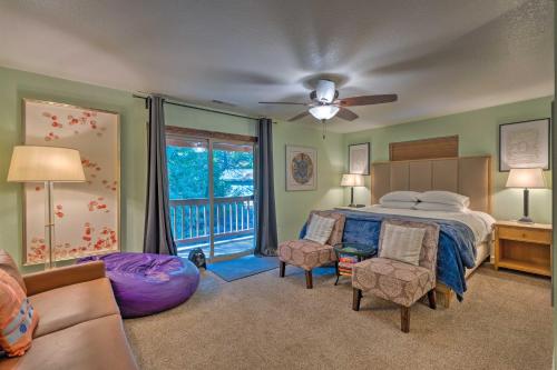 een slaapkamer met een bed en een balkon bij Near Hiking Trails Cabin with Deck in Pioneer! in Pioneer