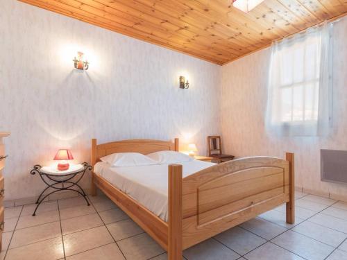 a bedroom with a bed with a wooden ceiling at Grand T4 à Briançon, 6 pers, proche télécabine, commerces, garage et casier à ski inclus - FR-1-330C-57 in Briançon