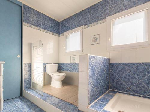łazienka z toaletą, oknem i wanną w obiekcie Appartement Briançon, 4 pièces, 6 personnes - FR-1-330C-57 w mieście Briançon