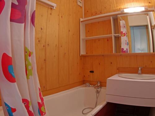 a bathroom with a bath tub and a sink at Appartement Valmorel, 2 pièces, 5 personnes - FR-1-291-822 in Valmorel