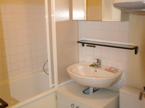 Appartement Les Adrets-Prapoutel, 2 pièces, 5 personnes - FR-1-557-66 في Les Adrets: حمام مع حوض وحوض استحمام