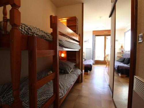 ヴァルイーズにあるAppartement Vallouise-La Casse, 1 pièce, 4 personnes - FR-1-330G-13の二段ベッド2台とリビングルームが備わる客室です。