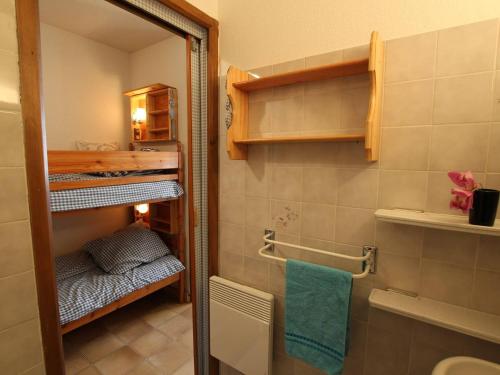 ヴァルイーズにあるAppartement Vallouise-La Casse, 1 pièce, 4 personnes - FR-1-330G-13の小さなバスルーム(鏡付きシャワー付)