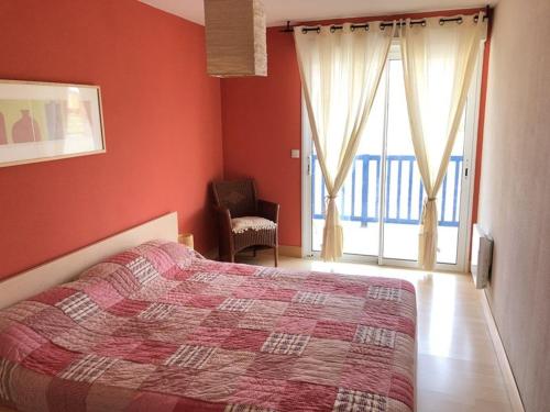 Appartement Vieux-Boucau-les-Bains, 3 pièces, 5 personnes - FR-1-379-88にあるベッド