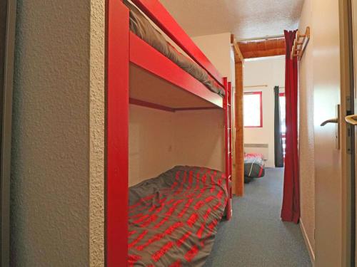 ラ・ロジエールにあるStudio Montvalezan-La Rosière, 1 pièce, 4 personnes - FR-1-398-580のベッドルーム1室(赤い二段ベッド1組付)