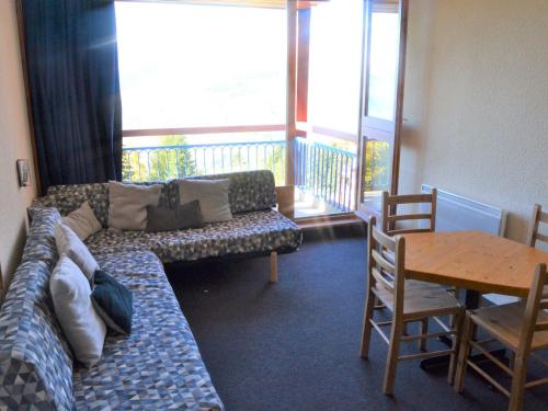 un salon avec un canapé et une table dans l'établissement Appartement 2 pièces 5 personnes, proche pistes, animaux admis, station Arc 1800 - FR-1-411-541, à Arc 1800