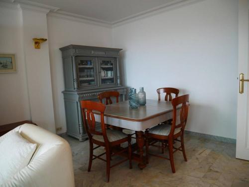 een eetkamer met een tafel en vier stoelen bij Studio Quiberon, 1 pièce, 3 personnes - FR-1-478-42 in Quiberon