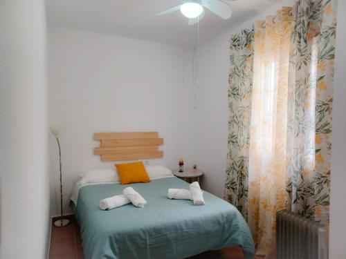 1 dormitorio con 1 cama con 2 toallas en Casa Rural Villa Clara, en Cala