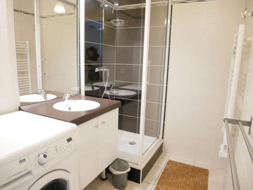 La salle de bains est pourvue d'un lave-linge et d'une douche. dans l'établissement Appartement Étel, 2 pièces, 4 personnes - FR-1-479-68, à Étel