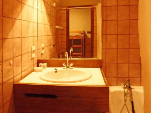 ein Bad mit einem Waschbecken und einem Spiegel in der Unterkunft Studio Les Orres, 1 pièce, 4 personnes - FR-1-322-353 in Les Orres