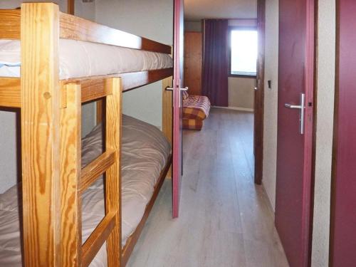 Cette chambre comprend 2 lits superposés dans un couloir. dans l'établissement Studio 4 pers au pied des pistes avec balcon et box à skis - FR-1-322-353, aux Orres