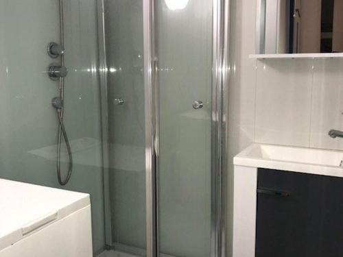 une salle de bain avec douche et lavabo dans l'établissement Villa T2, 4 pers, face à la mer, terrasse, parking privé, à 400m des commerces, plage devant! - FR-1-81-462, à Port-Leucate