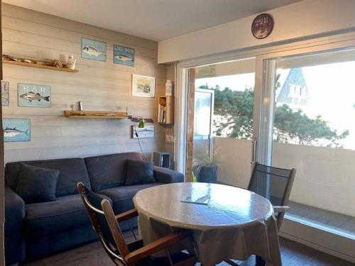un salon avec une table et un canapé dans l'établissement Quiberon - Studio 4 pers rénové, balcon, parking, 100m plage - FR-1-478-139, à Quiberon