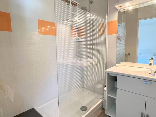 y baño con ducha y lavamanos. en Appartement Cambo-les-Bains, 2 pièces, 2 personnes - FR-1-495-62, en Cambo-les-Bains