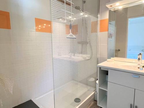 Kylpyhuone majoituspaikassa Appartement Cambo-les-Bains, 2 pièces, 2 personnes - FR-1-495-62