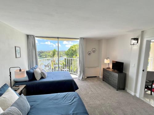Postel nebo postele na pokoji v ubytování Stunning Views Best location in Hilo 2BR modern Condo