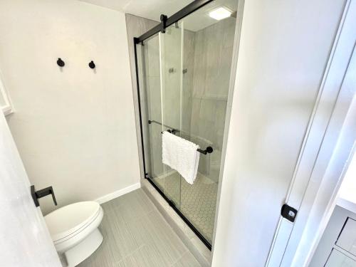Stunning Views Best location in Hilo 2BR modern Condoにあるバスルーム