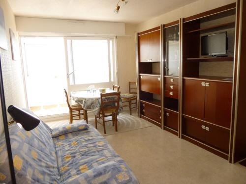 un salon avec un canapé et une table dans l'établissement Appartement 2 pièces, balcon, parking, animaux admis, plage à pied - FR-1-224C-58, à Saint-Hilaire-de-Riez