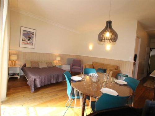 un salon avec une table et un lit dans l'établissement Studio au centre avec ascenseur et animaux admis - FR-1-313-163, à Luchon
