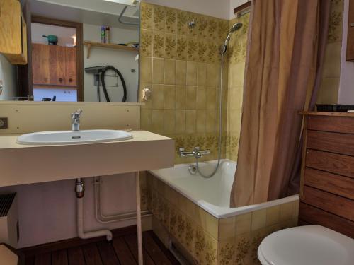 une salle de bain avec un lavabo, une baignoire et des toilettes dans l'établissement Studio skis aux pieds avec piscine chauffée et tennis - FR-1-505-50, à Notre-Dame-de-Bellecombe